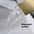 Aquakubische Wandmontage Badezimmer Wasserhahn Eingriff Badewanne Spout Mixer gebürstet Gold fertiggestellt